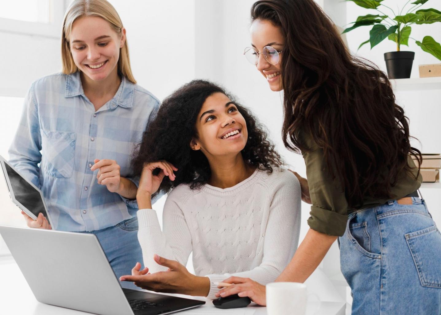 Estudiante analizando datos financieros en computadora